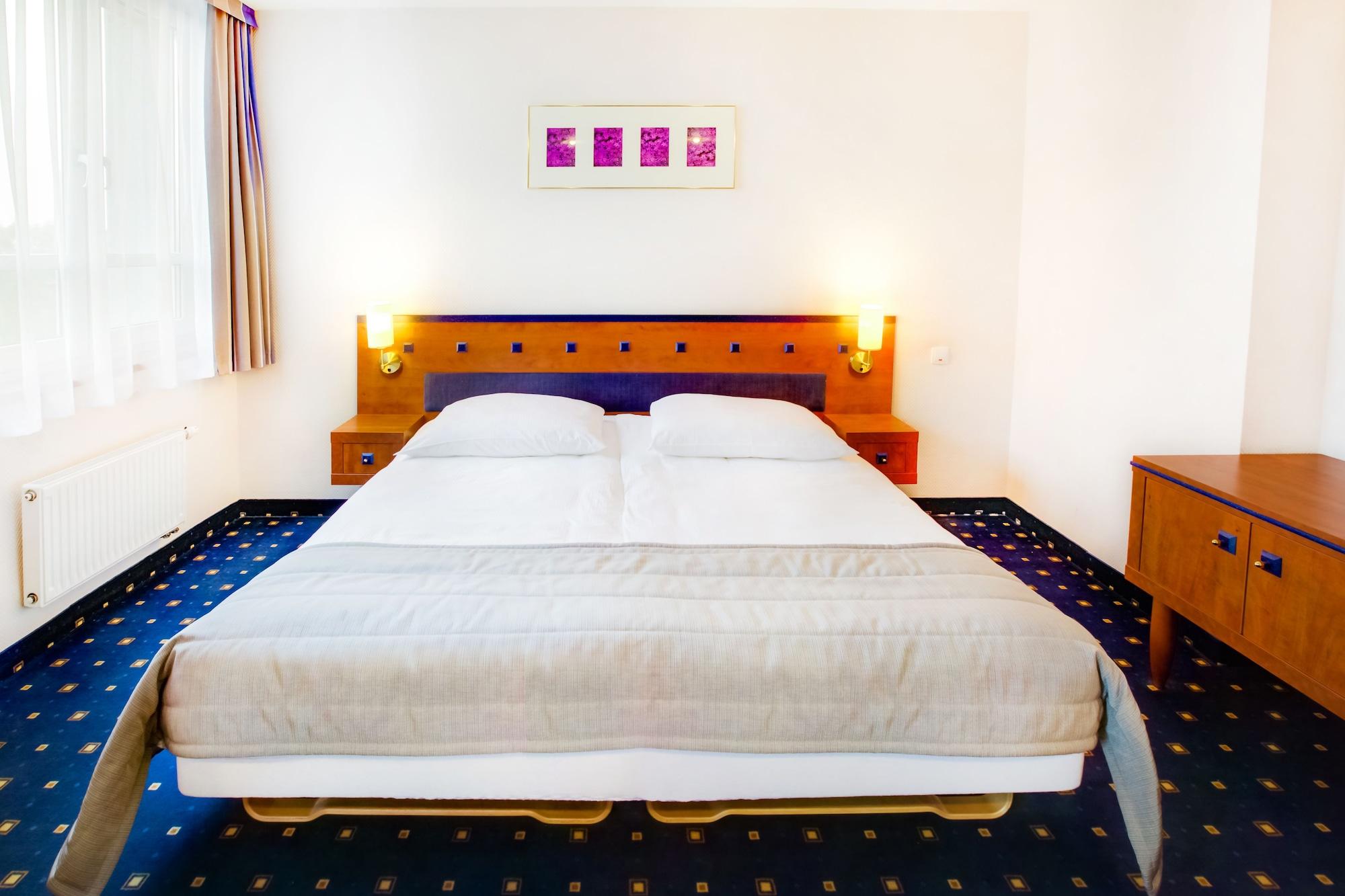Qubus Hotel Glogow Экстерьер фото